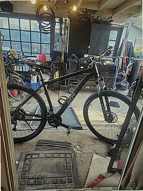 VZR Competition Bike, very good condition, black and white